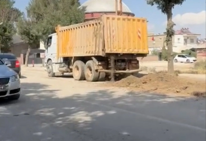 Elbistan’da Trafik Güvenliğini Tehdit Eden Çamur Tepki Çekti