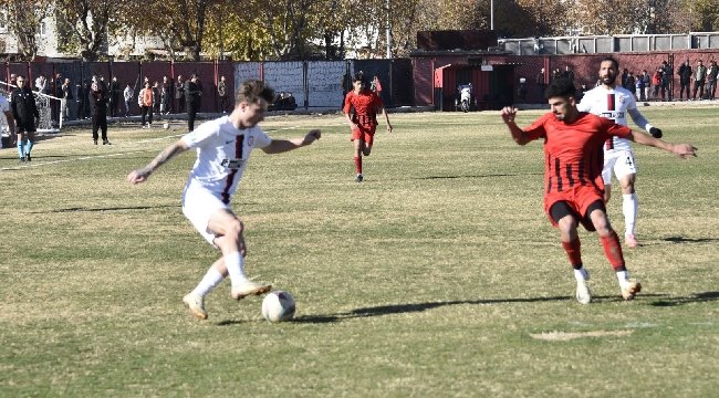 Bölgesel Amatör Lig (BAL) 3. Grup'ta mücadele eden Elbistanspor, deplasmanda Siverek Belediyespor’a 4-0 mağlup oldu.