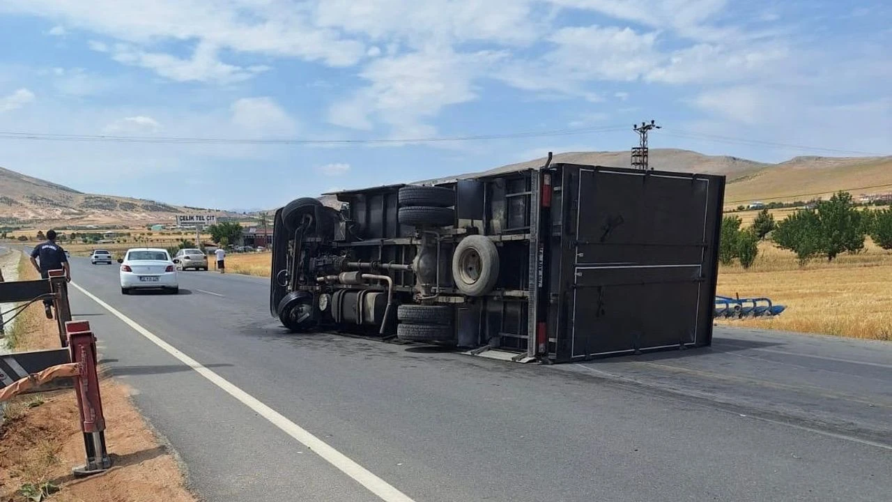 Afşin’de Trafik Kazası: Devrilen Kamyonette 2 Kişi Yaralandı